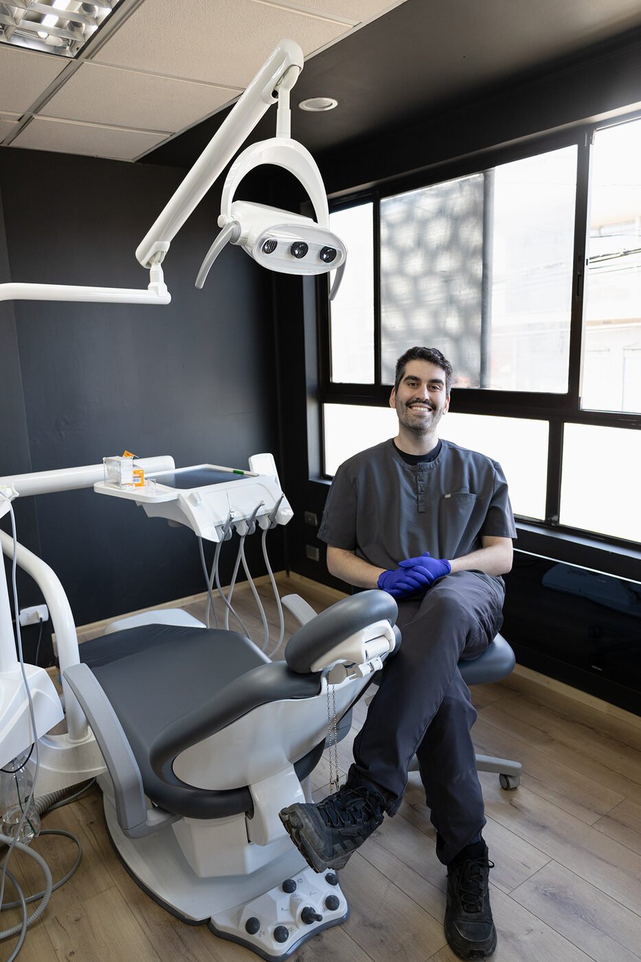Felipe Fuenzalida en su consulta dental